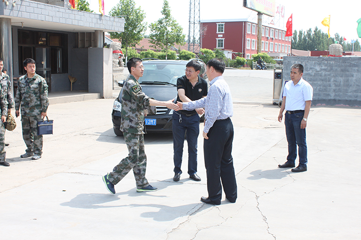 解放軍后勤部領(lǐng)導(dǎo)們和博興縣人大主任劉方太蒞臨山東省魯寶廚業(yè)有限公司參觀